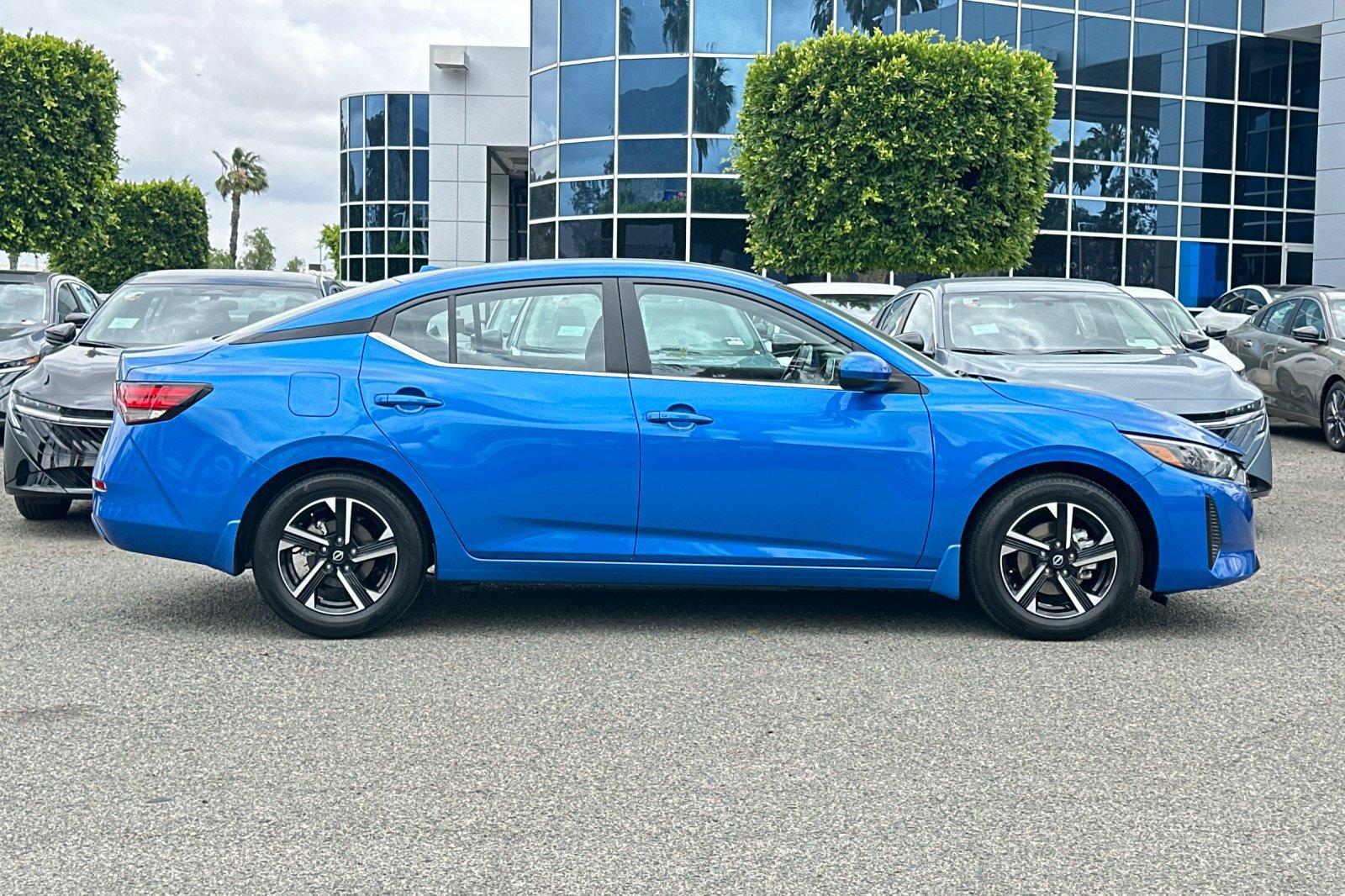 Used 2025 Nissan Sentra SV FWD image 3
