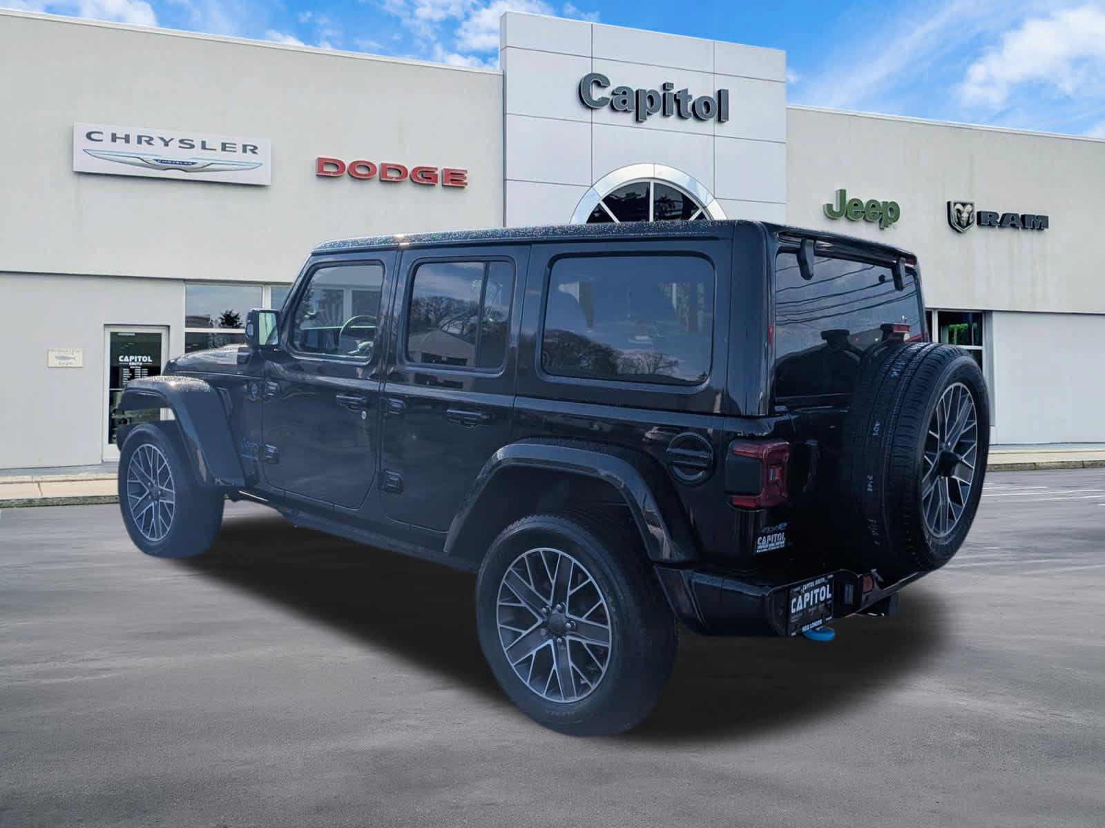 Used 2023 Jeep Wrangler Unlimited Sahara AWD/4WD image 4