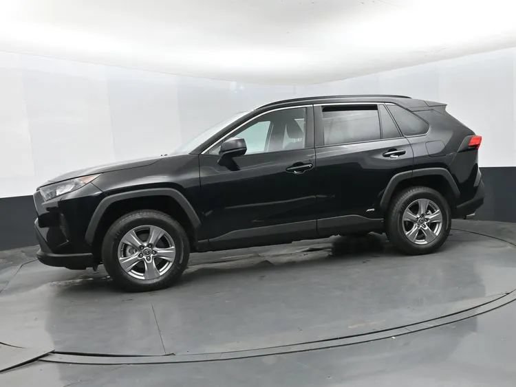 Used 2022 Toyota RAV4 LE AWD/4WD image 5