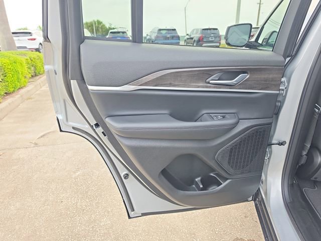 Used 2025 Jeep Grand Cherokee Limited AWD/4WD image 14