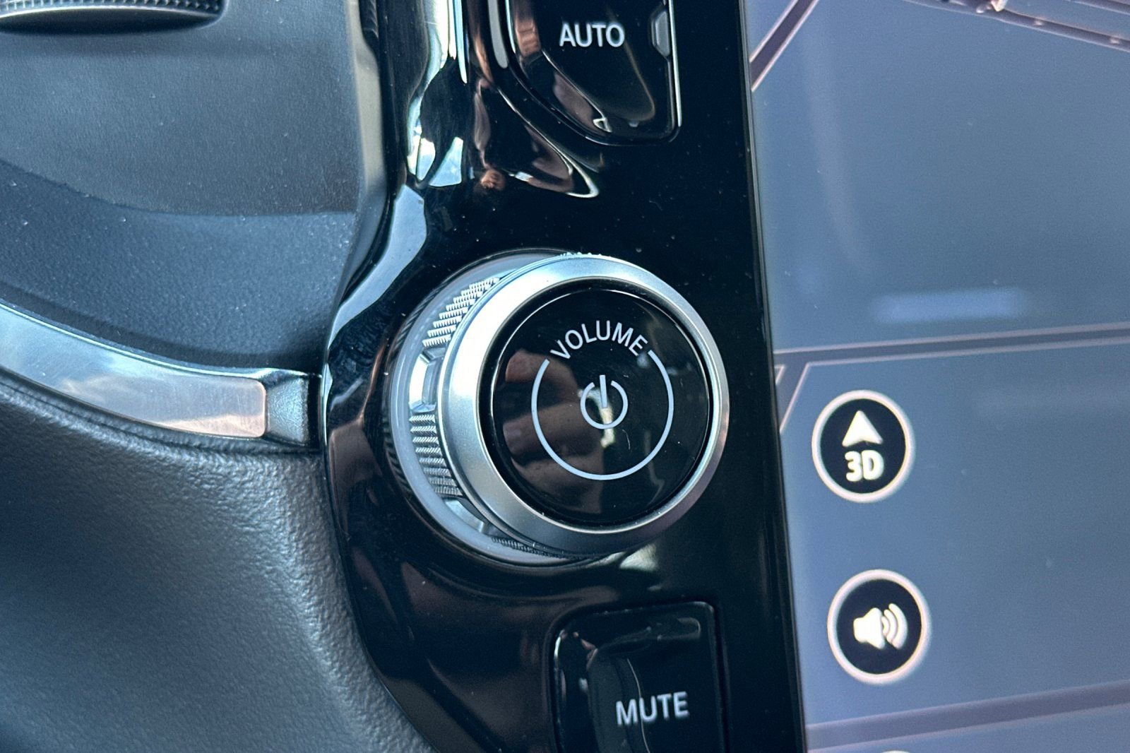 Used 2025 RAM 1500 Laramie AWD/4WD image 31