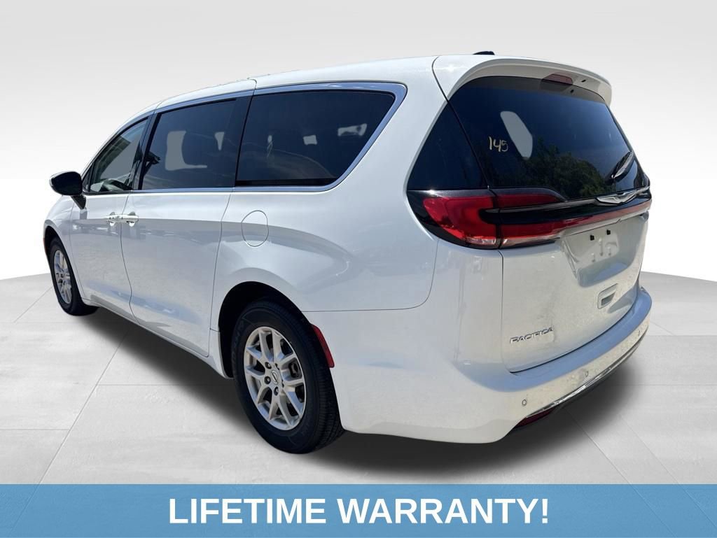 Used 2023 Chrysler Pacifica Touring-L FWD image 4