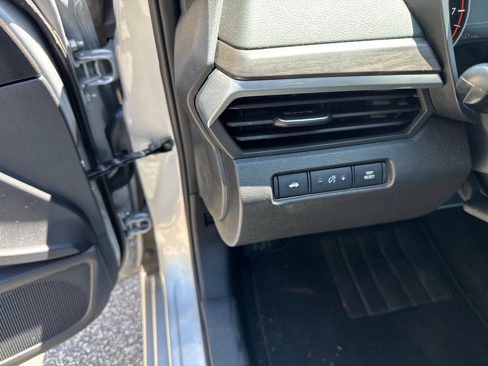 Used 2025 Nissan Altima 2.5 SV FWD image 14