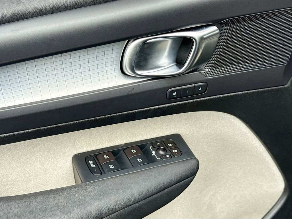 Used 2020 Volvo XC40 T5 Momentum image 25