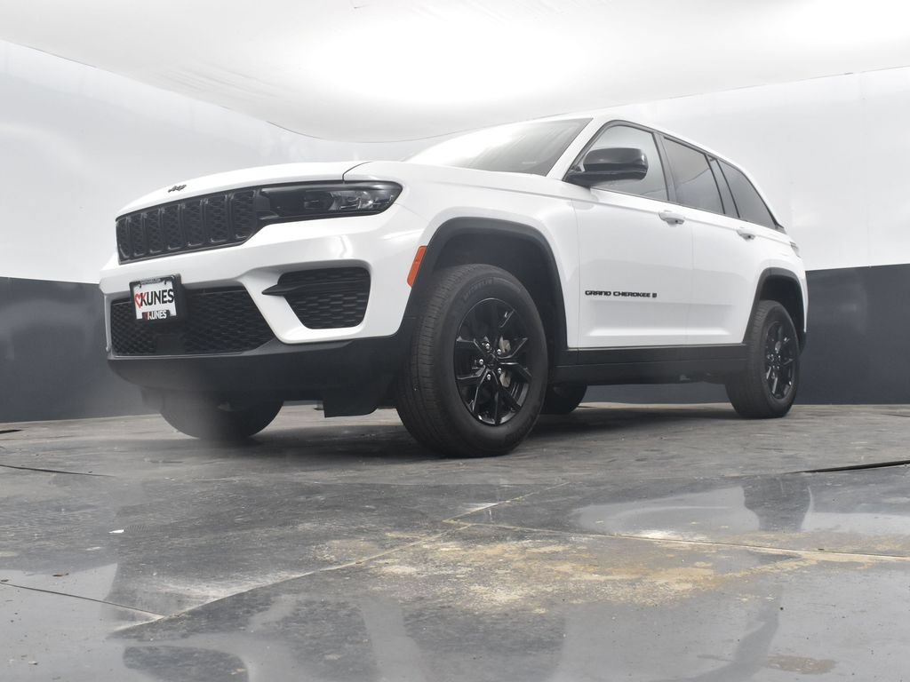 Used 2025 Jeep Grand Cherokee Altitude AWD/4WD image 46