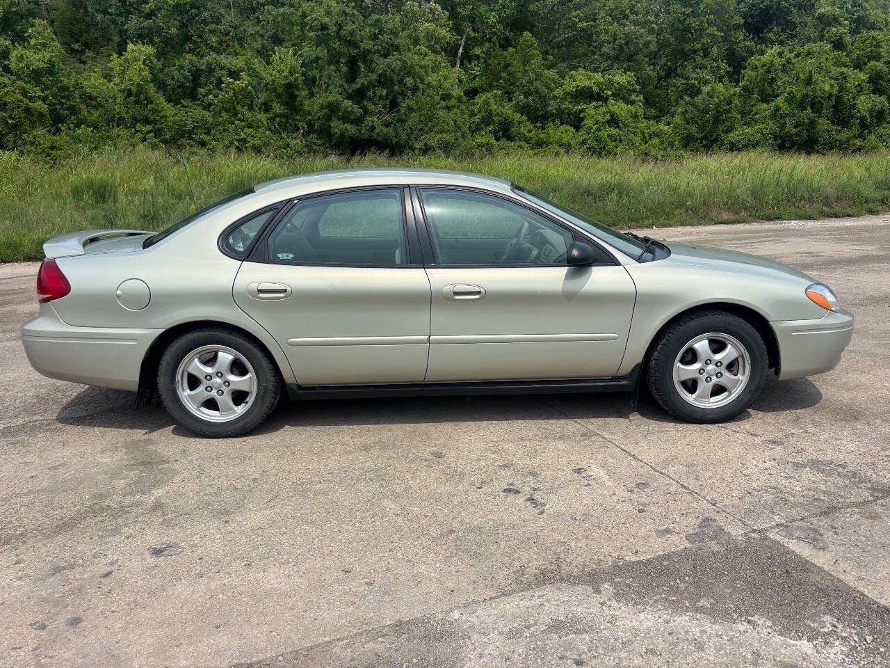 Used 2005 Ford Taurus SE FWD image 6