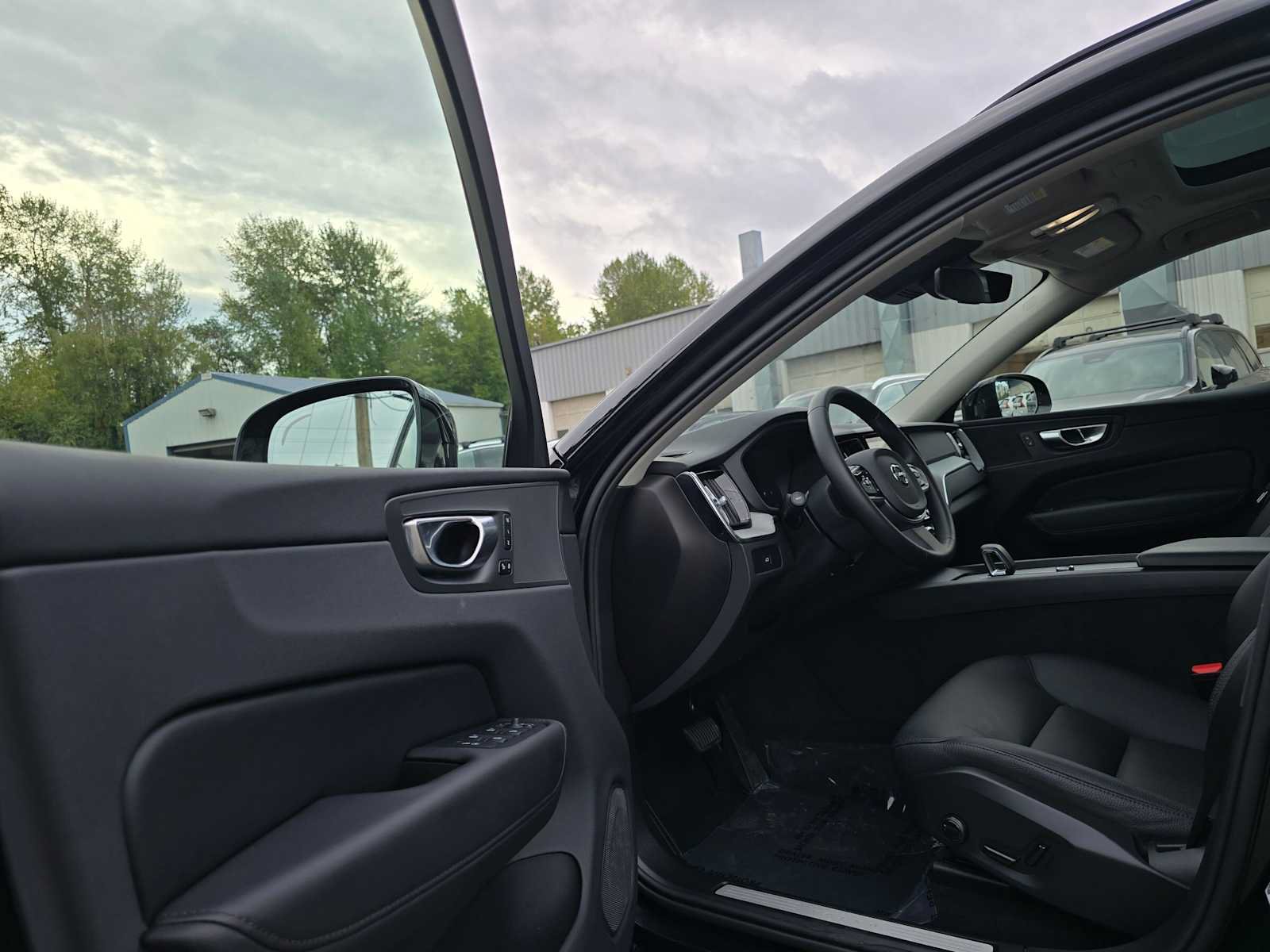Used 2025 Volvo XC60 B5 Plus AWD/4WD image 20