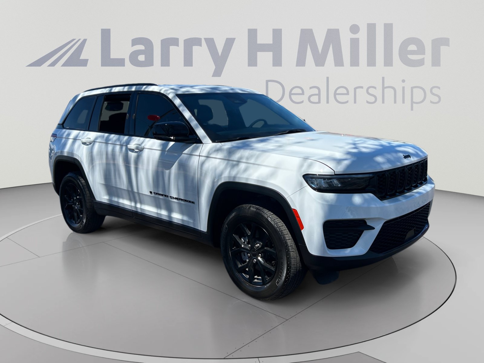 Used 2025 Jeep Grand Cherokee Altitude AWD/4WD image 7