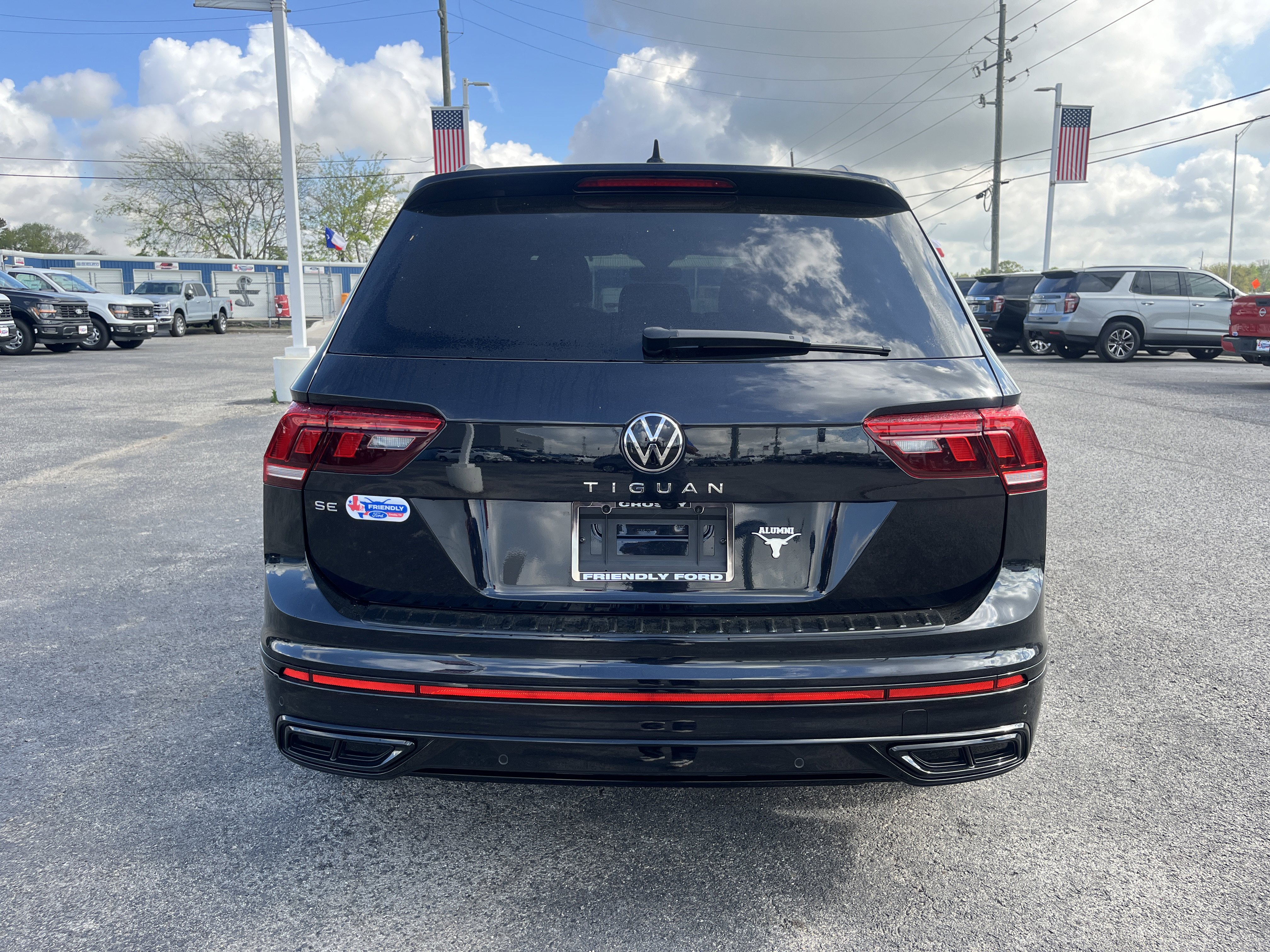 Used 2024 Volkswagen Tiguan SE R-Line image 3