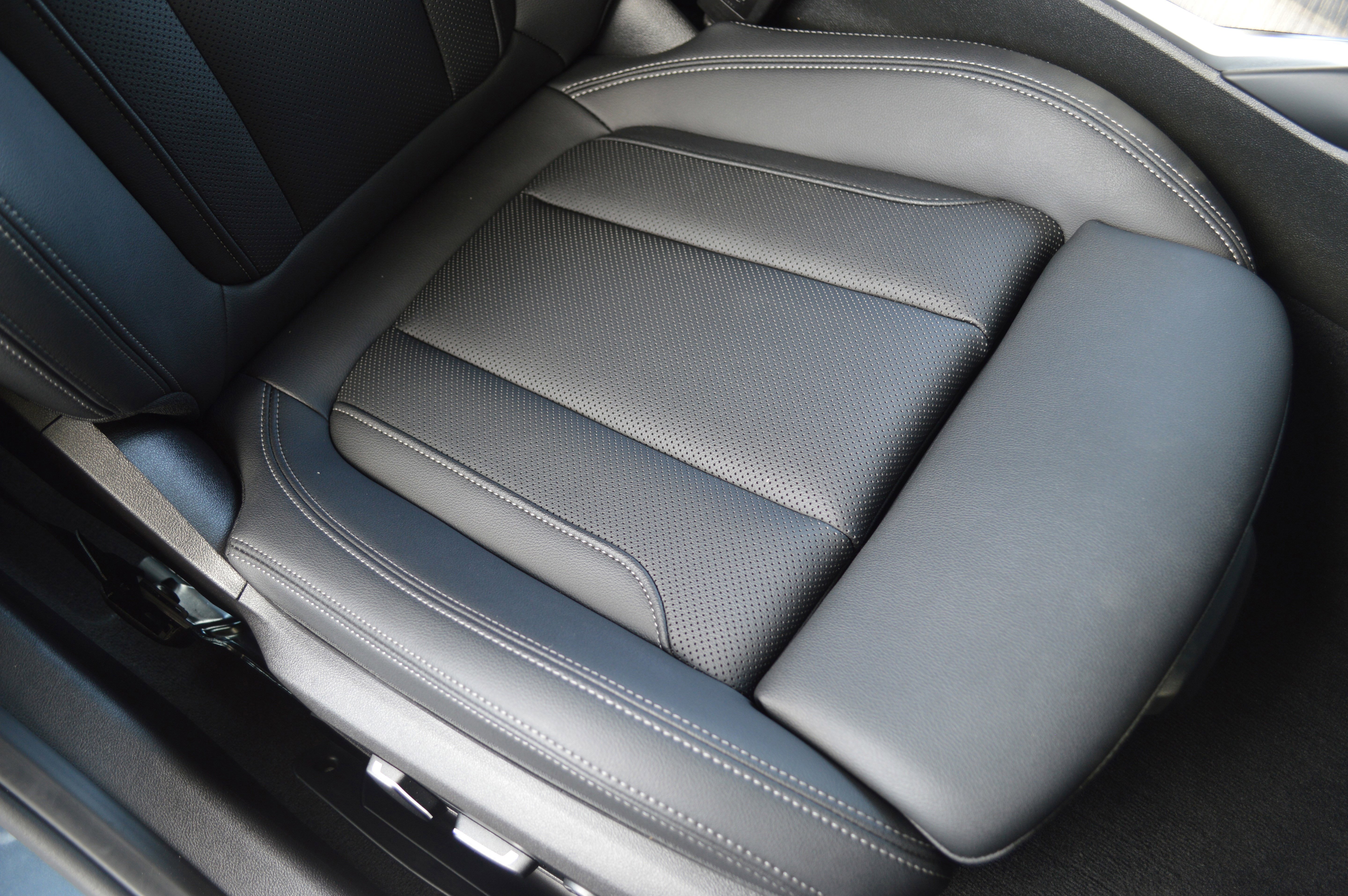 Certified 2025 BMW 330i Sedan RWD image 38