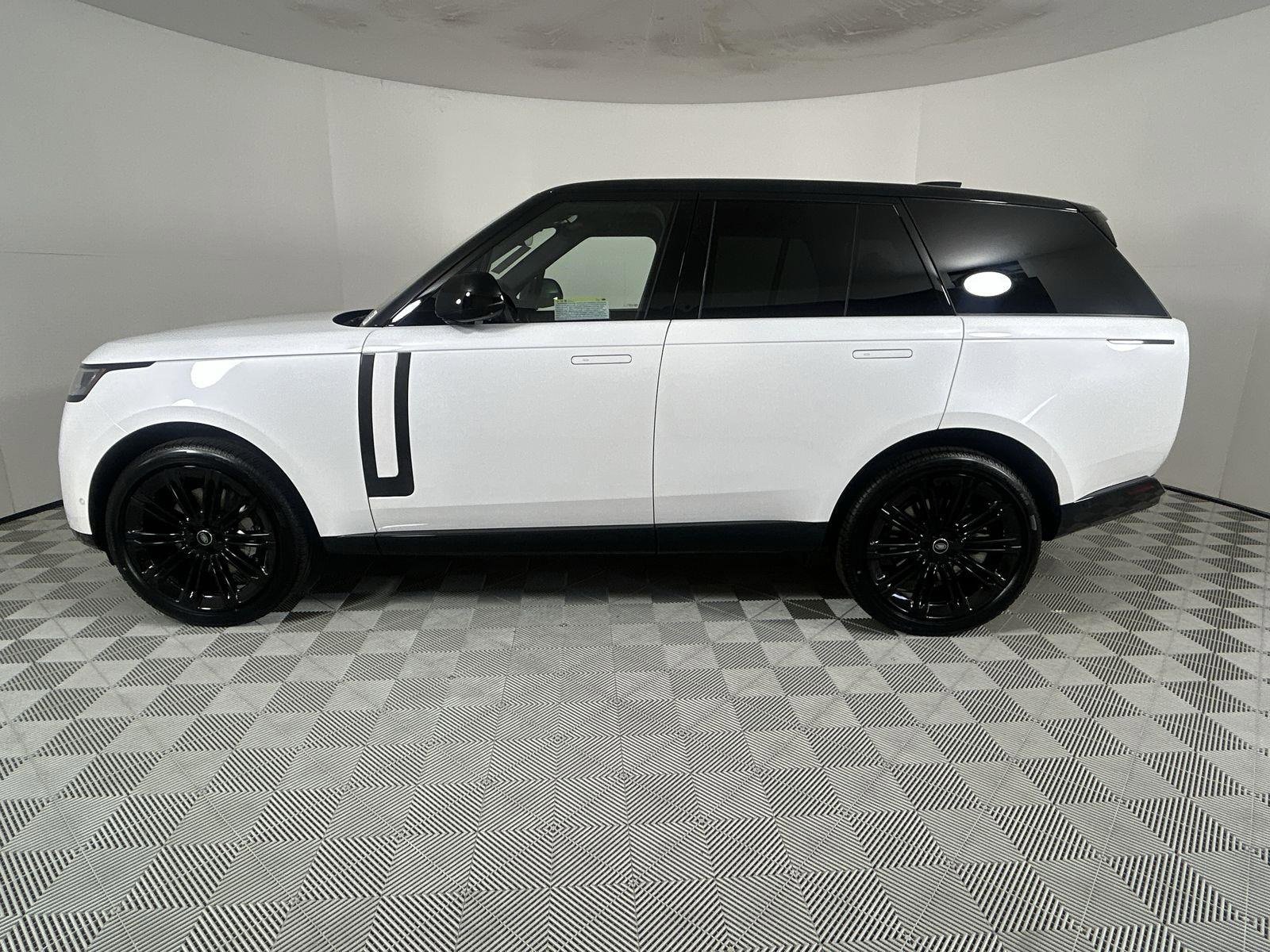 New 2025 Land Rover Range Rover SE image 2