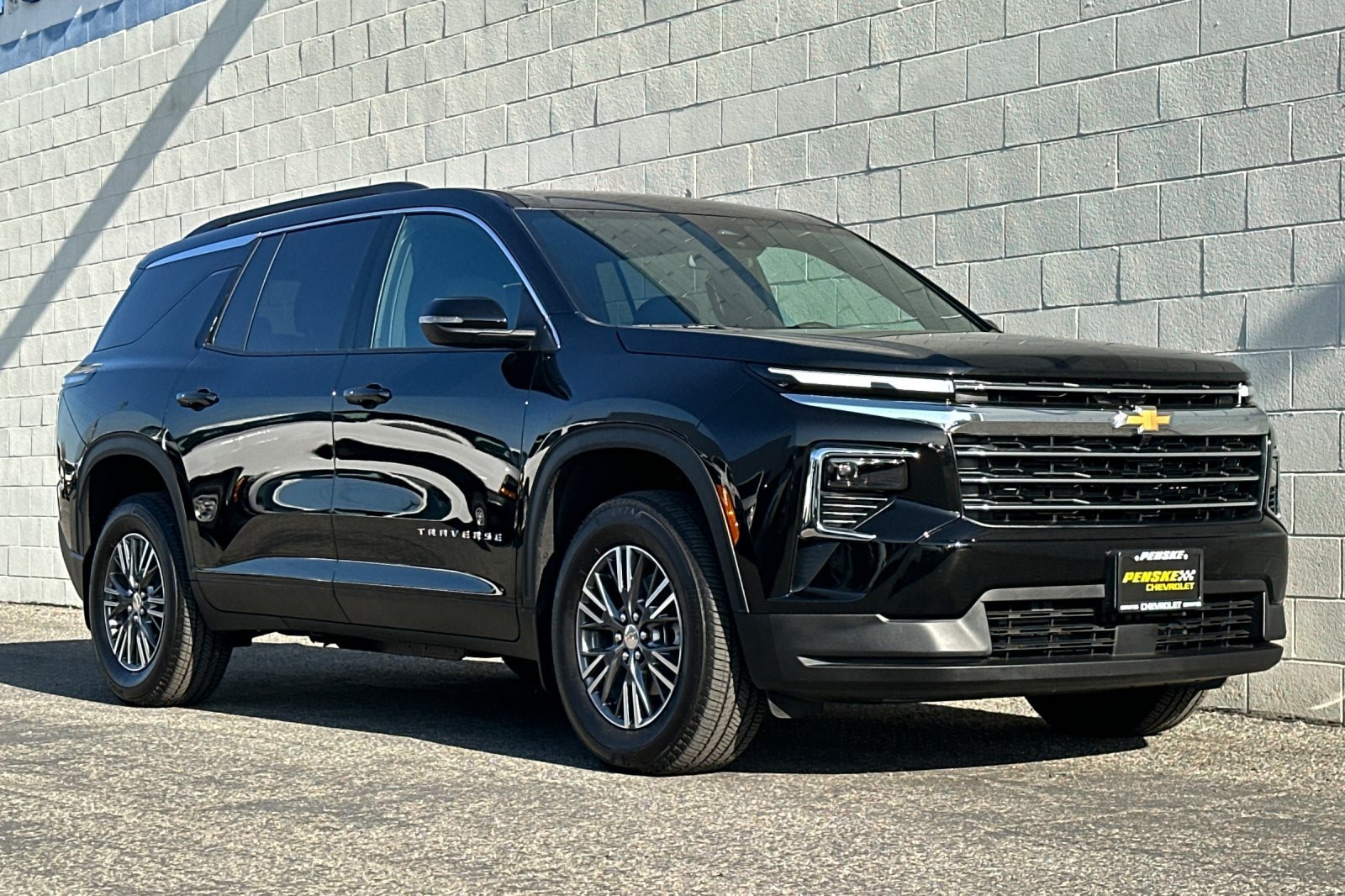 Used 2026 Chevrolet Traverse LT w/ LPO, Floor Liner Package FWD image 2