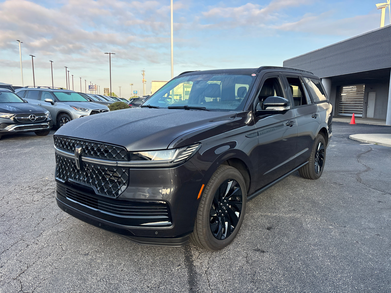 New 2026 Lincoln Navigator Reserve w/ Jet Appearance Package AWD/4WD image 3