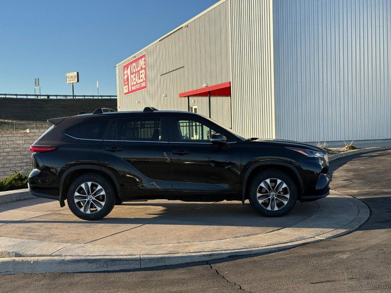 Certified 2023 Toyota Highlander XLE image 2