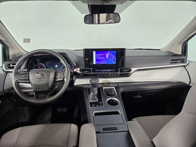 Used 2025 Toyota Sienna LE image 43