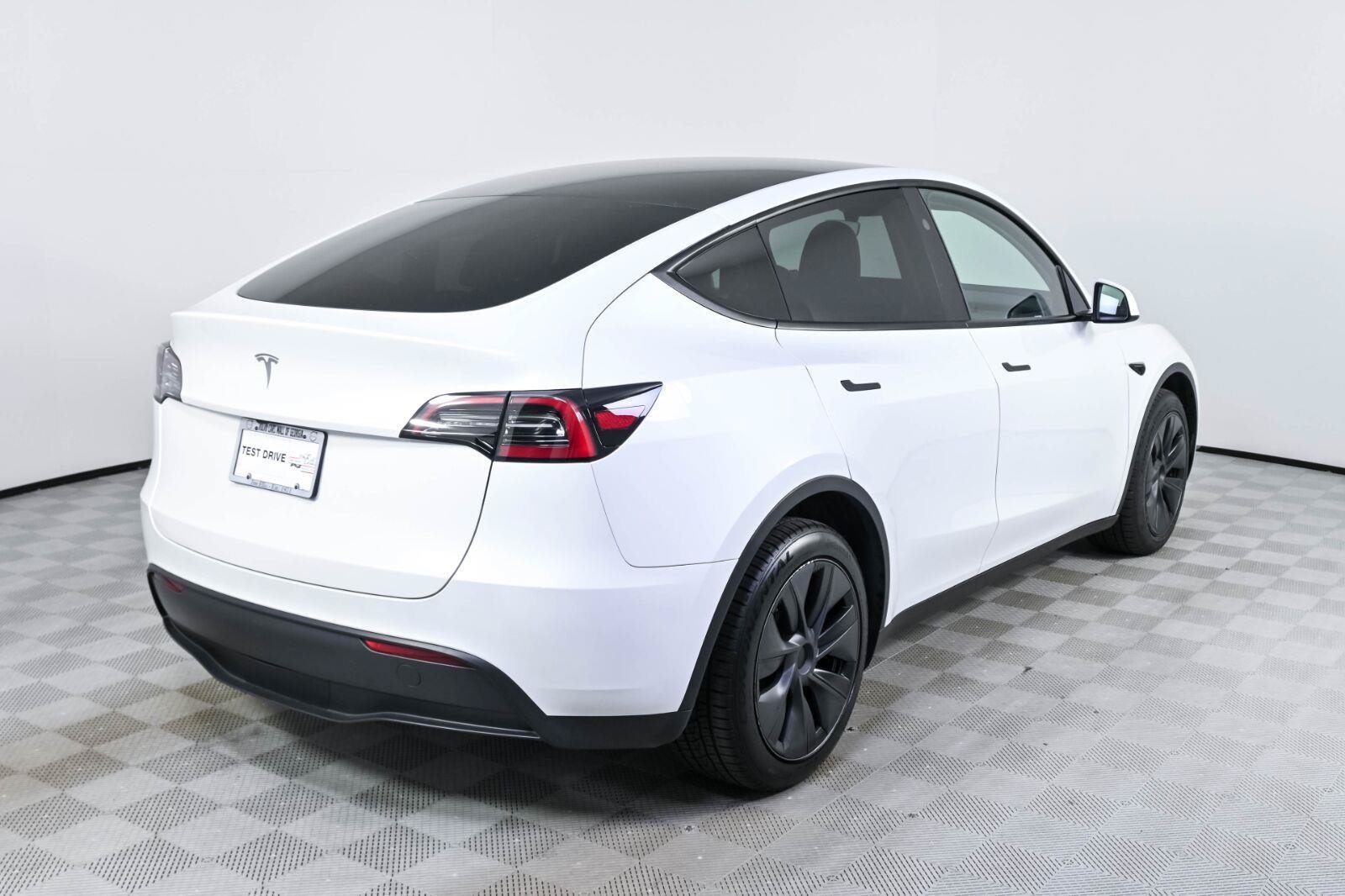 Used 2024 Tesla Model Y Long Range AWD/4WD image 26