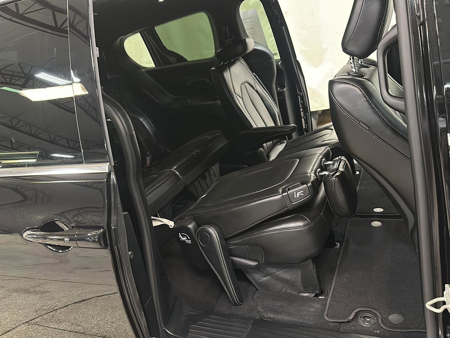 Used 2025 Chrysler Pacifica Select FWD image 31