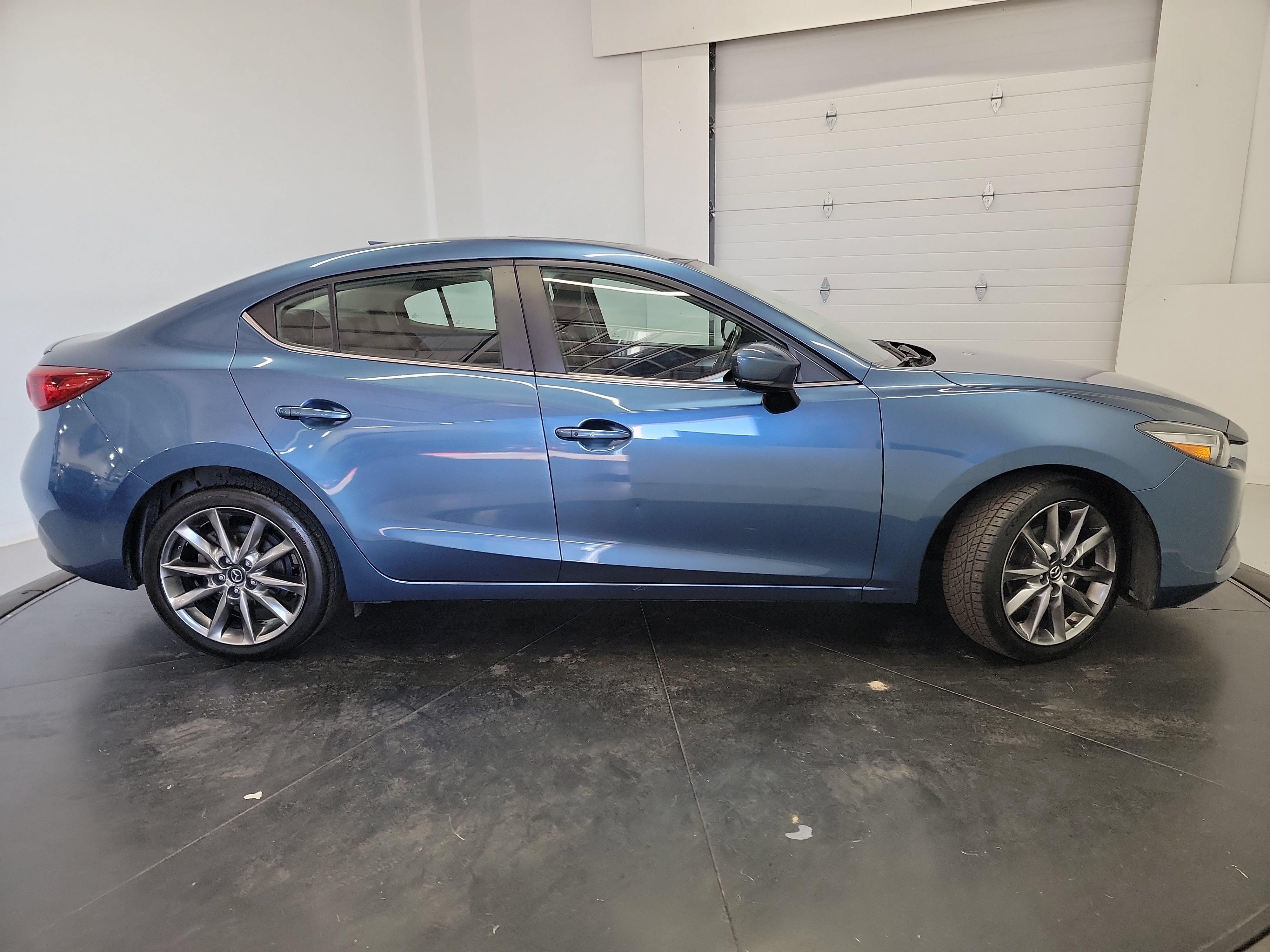 Used 2018 MAZDA MAZDA3 Touring FWD image 11