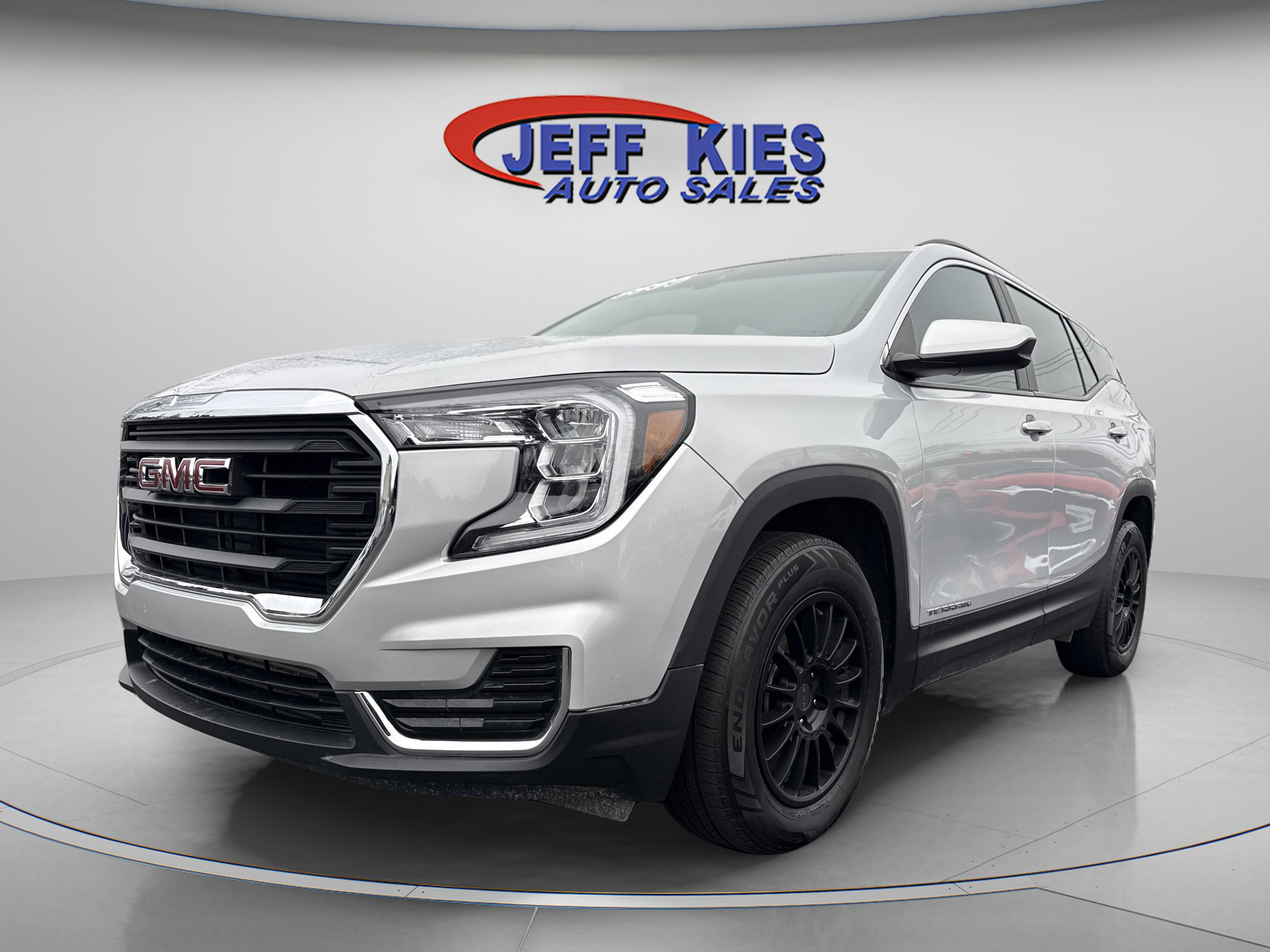 Used 2022 GMC Terrain SLE w/ Driver Convenience Package image 1