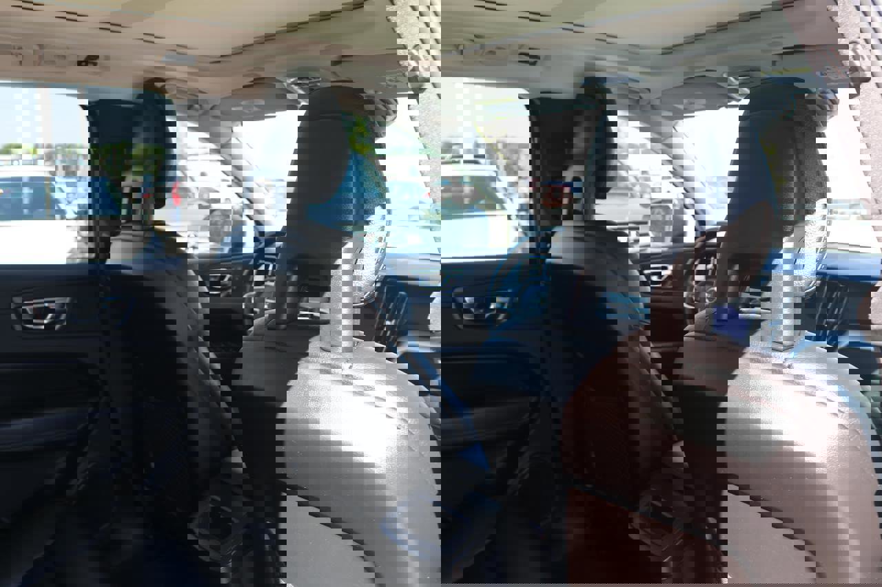 Used 2018 Volvo XC60 T5 Momentum w/ Convenience Package image 18