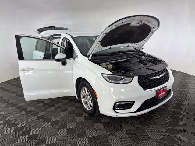 Used 2023 Chrysler Pacifica Touring-L FWD image 15