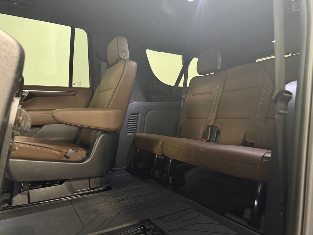 Used 2025 Chevrolet Suburban High Country AWD/4WD image 11