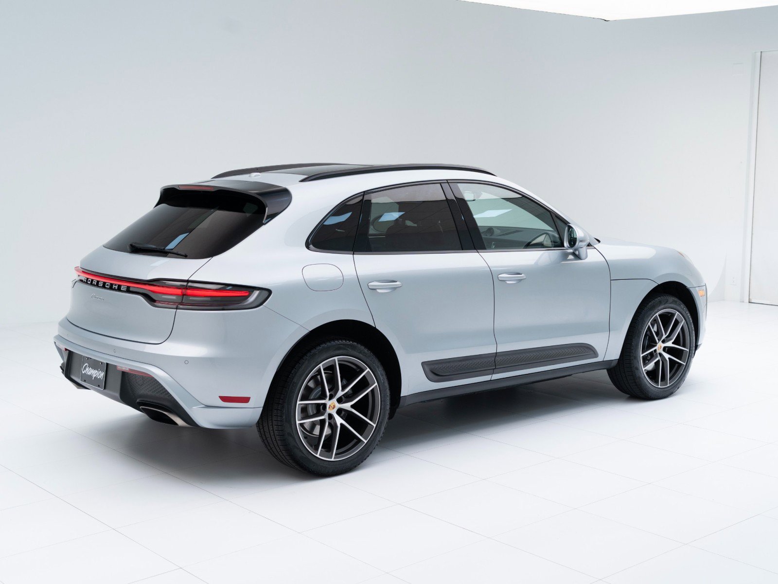 Certified 2025 Porsche Macan AWD/4WD image 9