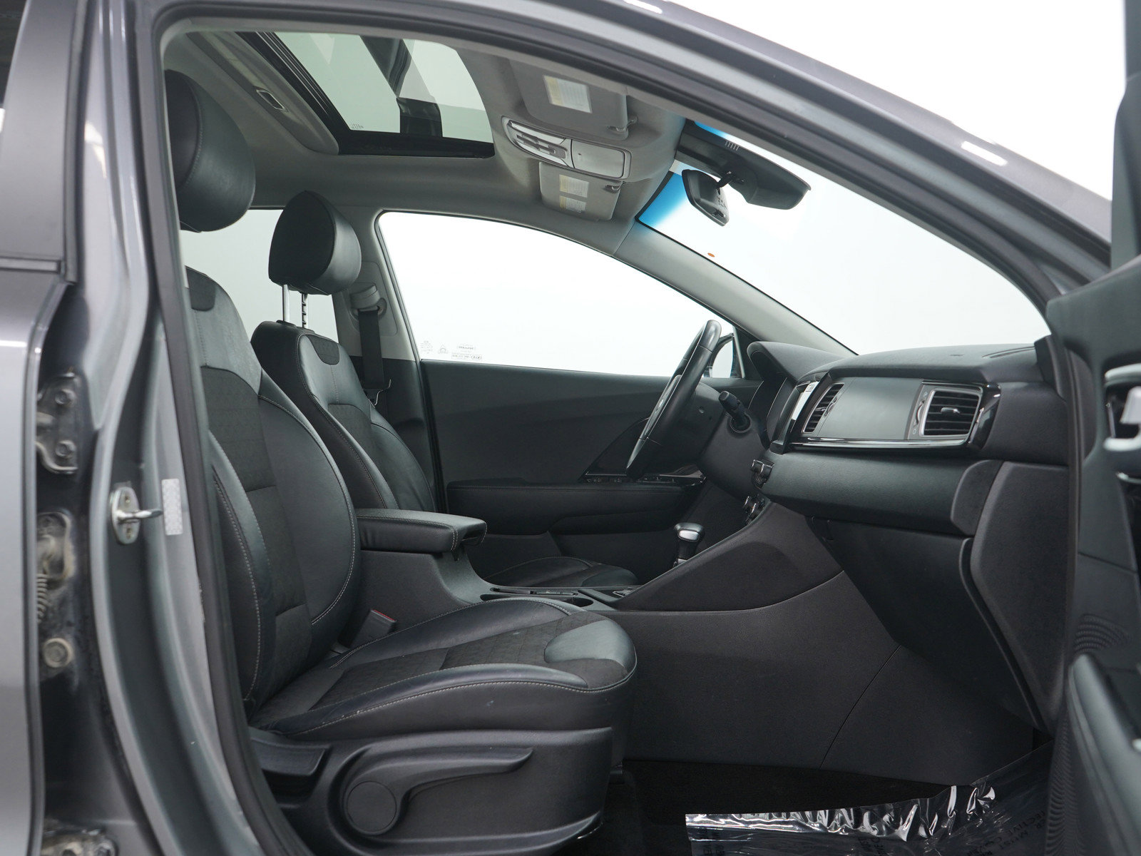 Used 2017 Kia Niro EX image 11