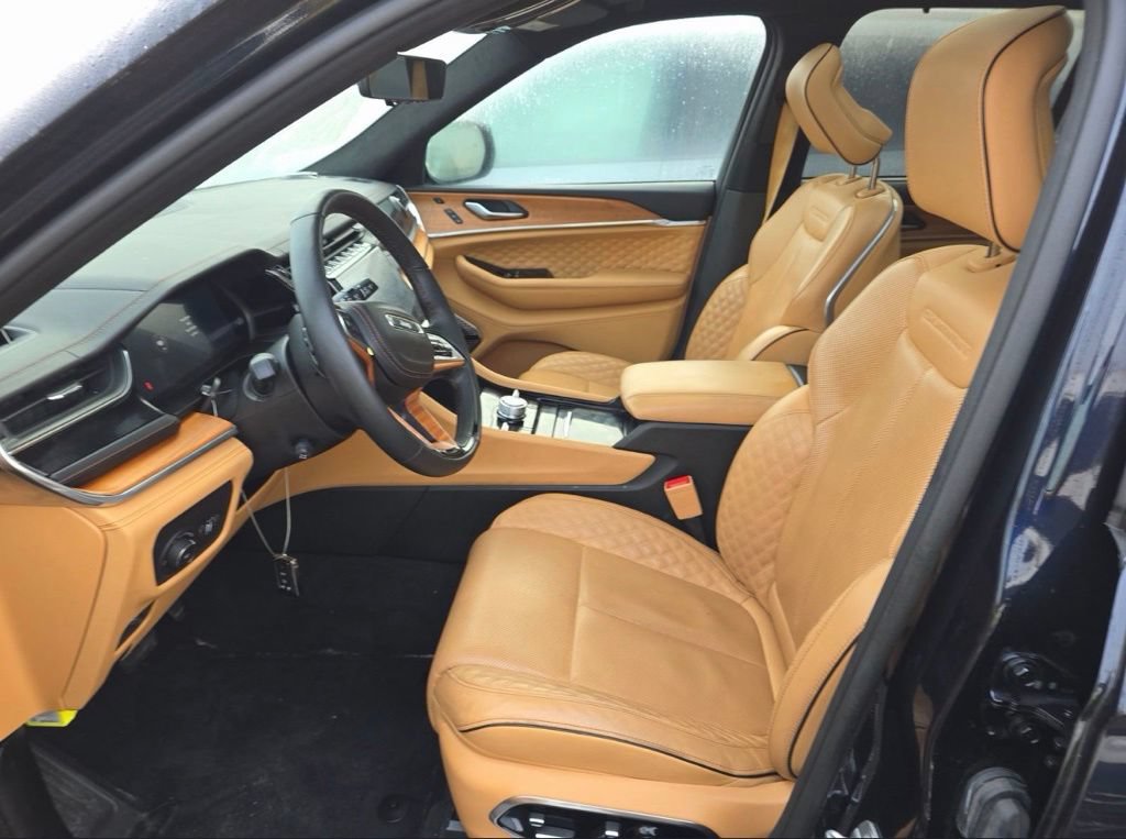 Used 2025 Jeep Grand Cherokee Summit AWD/4WD image 5