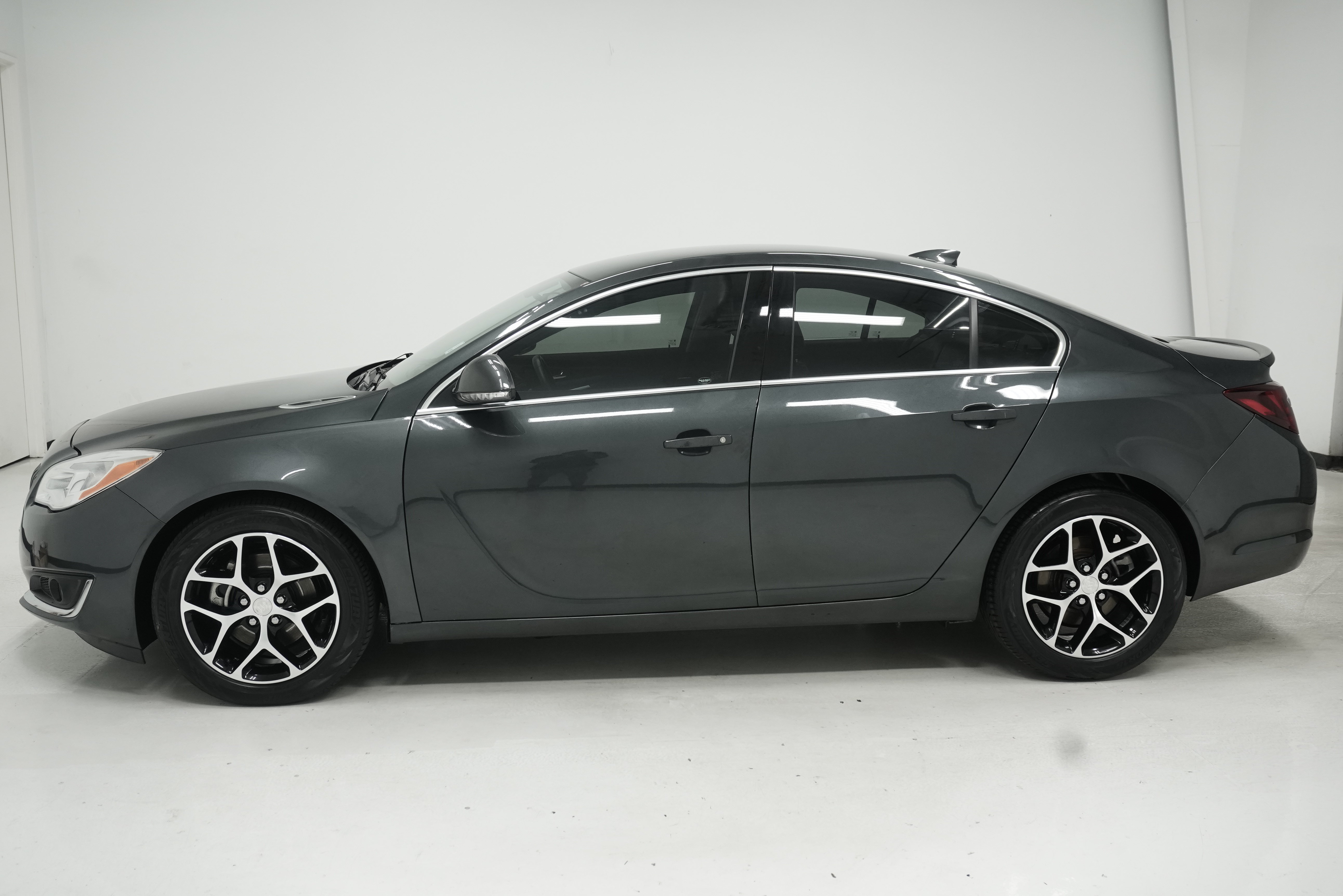 Used 2017 Buick Regal Sport Touring FWD image 6