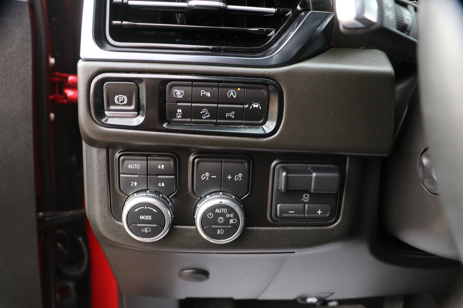 Used 2025 GMC Yukon XL AT4 w/ AT4 Premium Plus Package AWD/4WD image 12