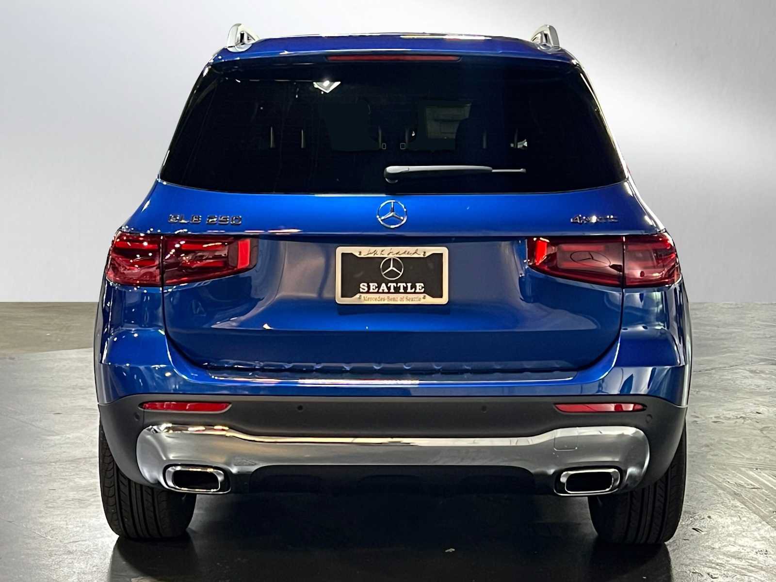 Used 2025 Mercedes-Benz GLB 250 4MATIC image 4