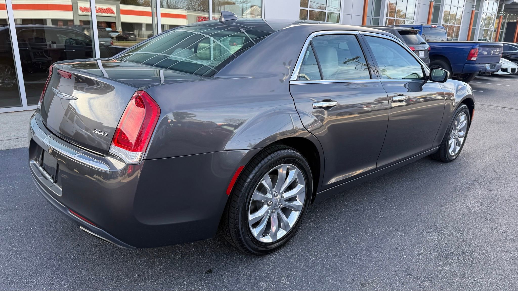 Used 2018 Chrysler 300 Limited image 2