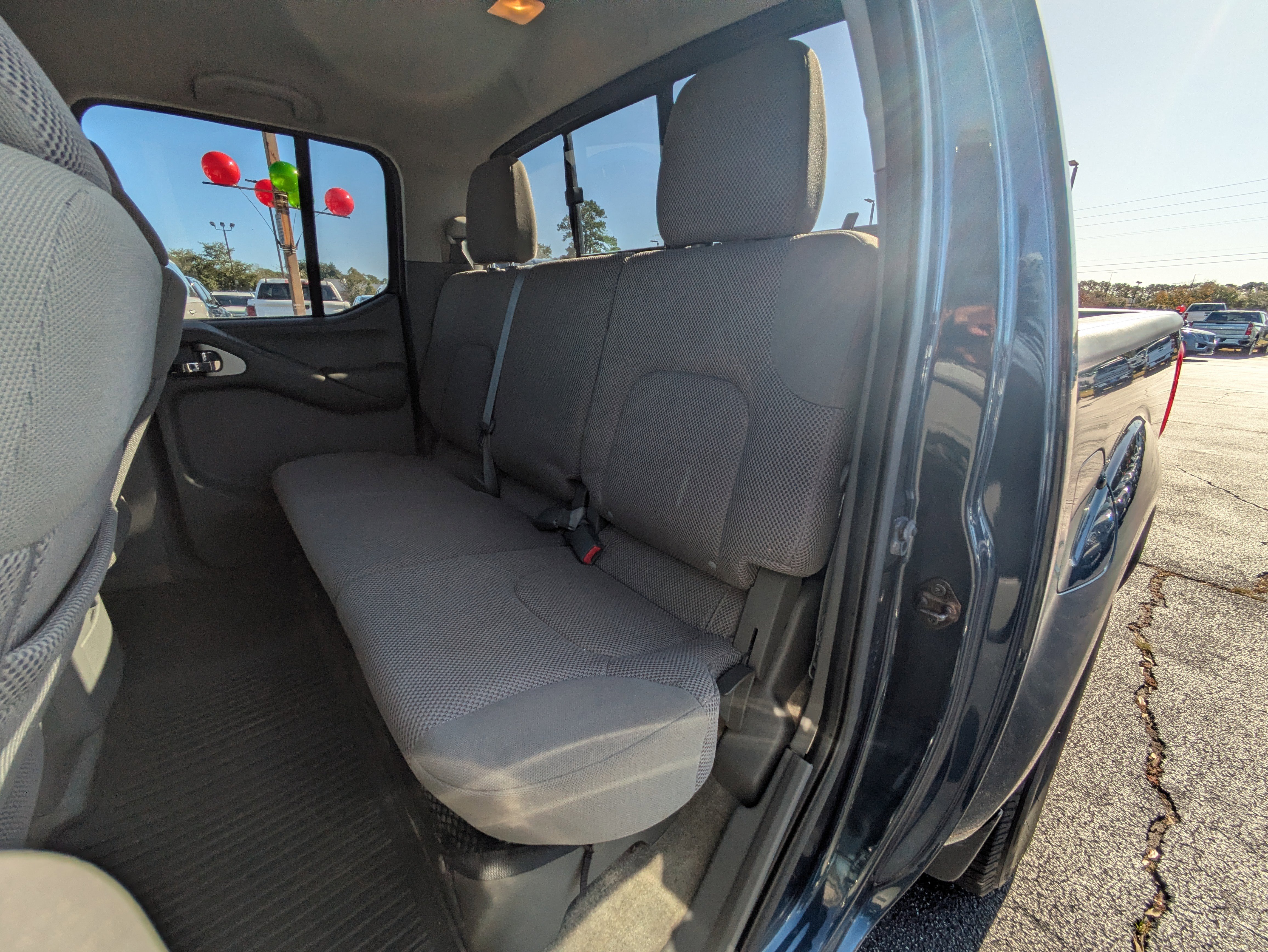 Used 2015 Nissan Frontier SV image 7