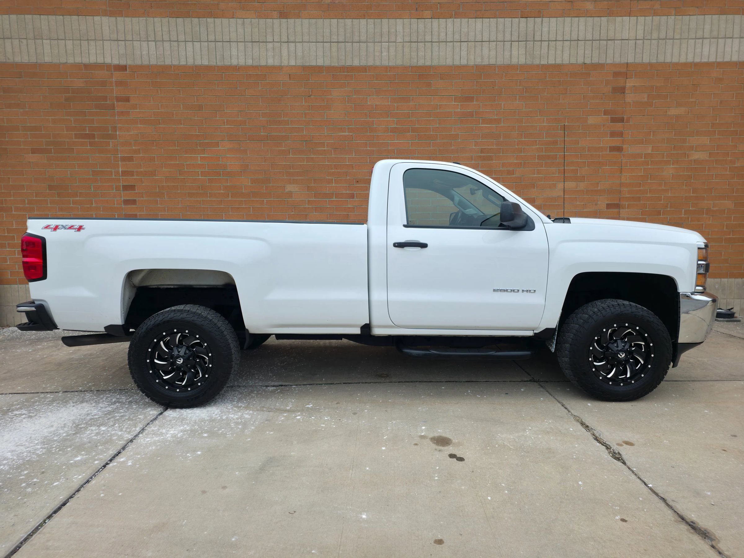Used 2017 Chevrolet Silverado 2500 W/T w/ Snow Plow Prep Package image 4