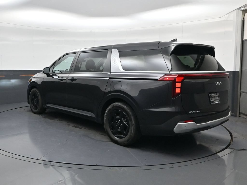 Used 2025 Kia Carnival FWD image 7