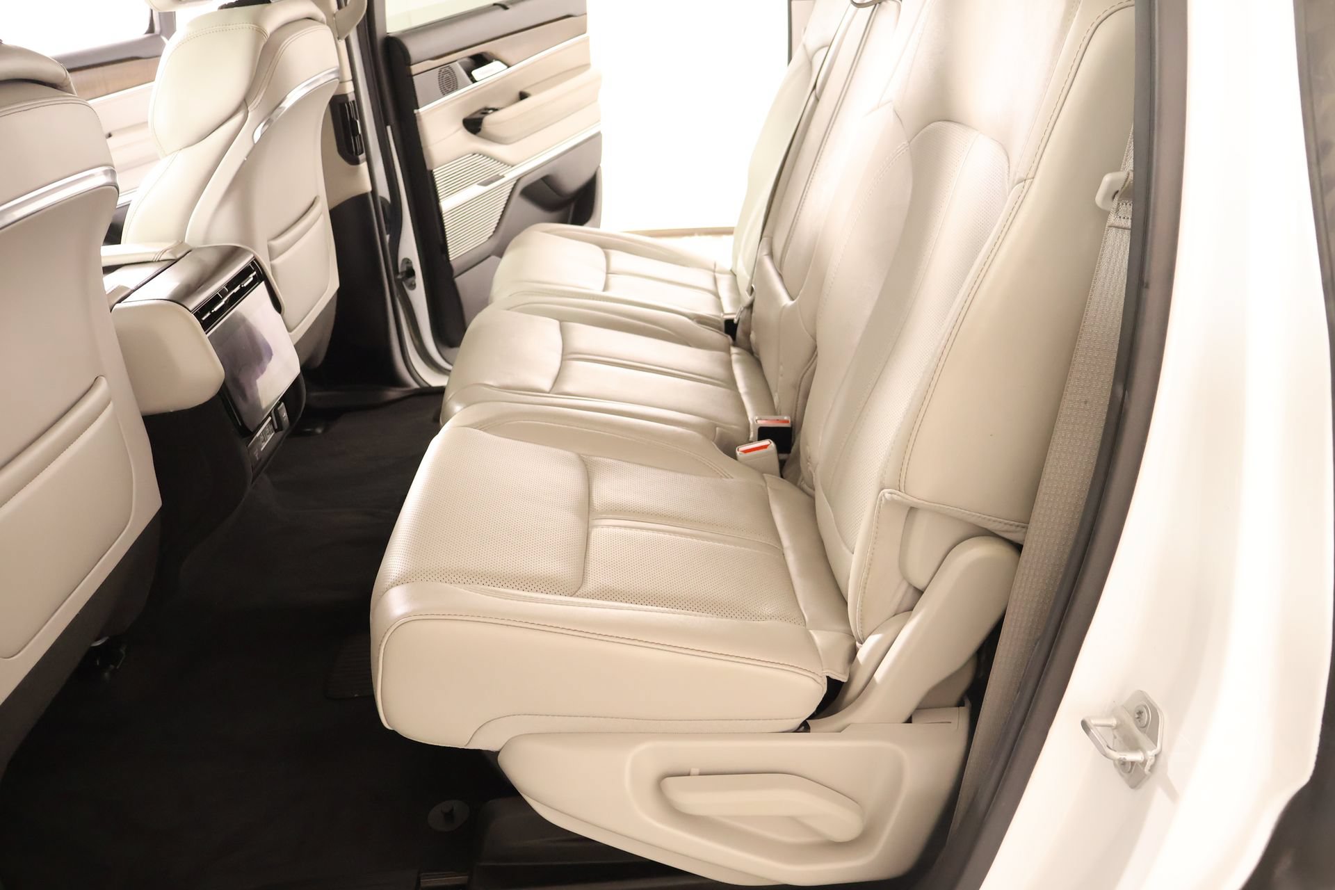Used 2023 Jeep Grand Wagoneer 4WD w/ Convenience Group III image 13