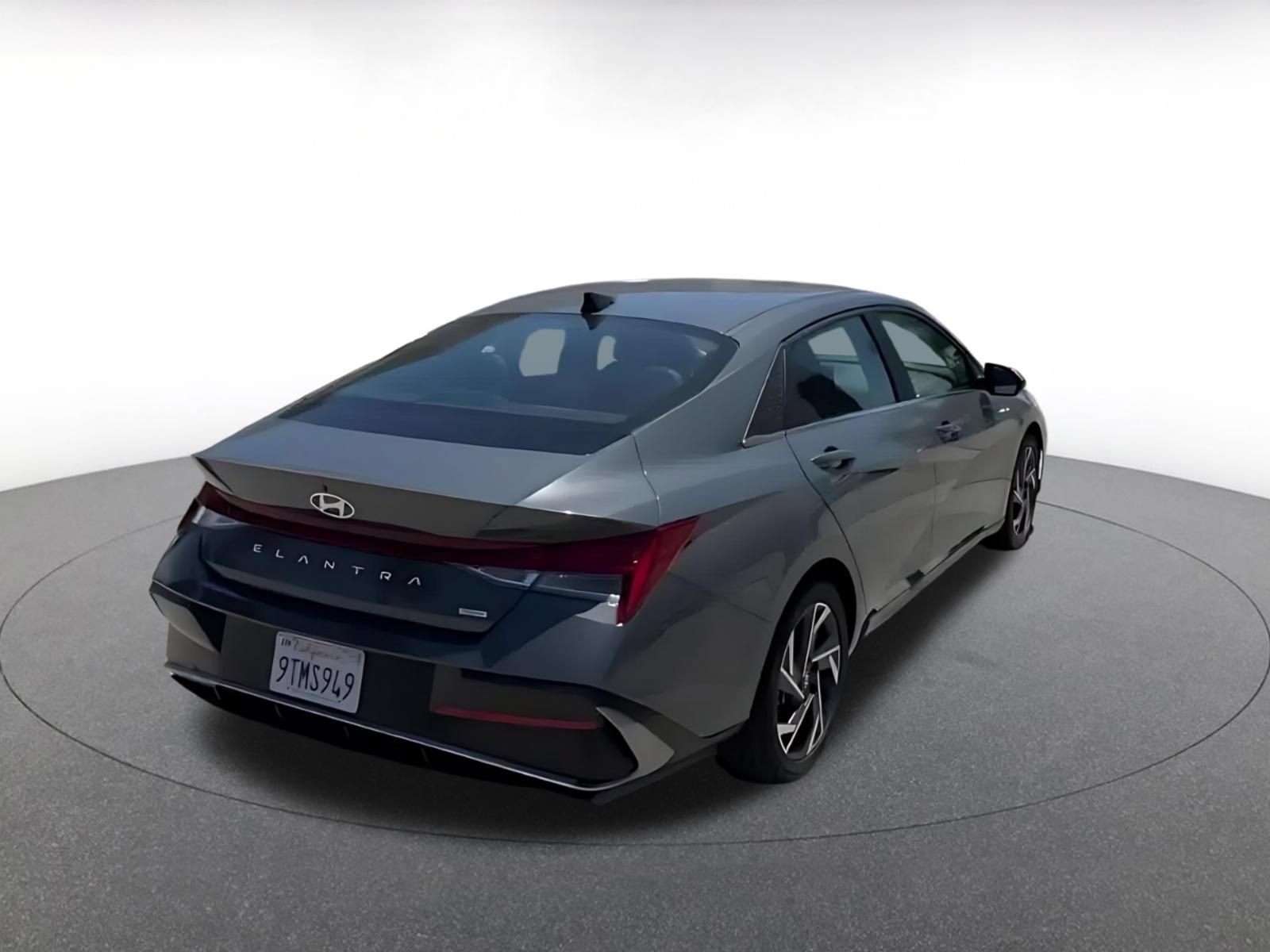 Used 2025 Hyundai Elantra Limited FWD image 14