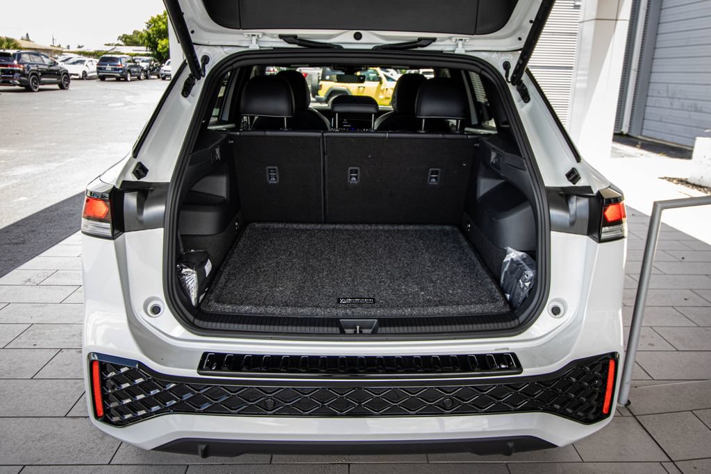 Certified 2026 Volkswagen Tiguan SE R-Line FWD image 17