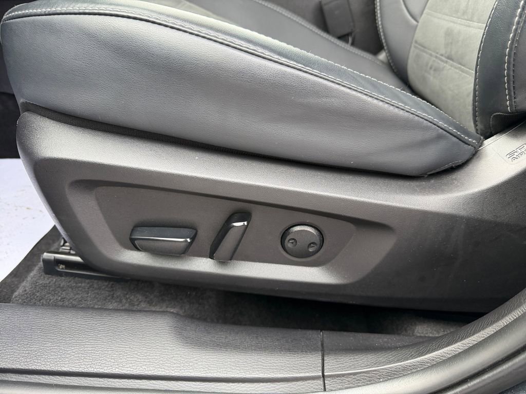 Used 2025 Mitsubishi Outlander SE image 14