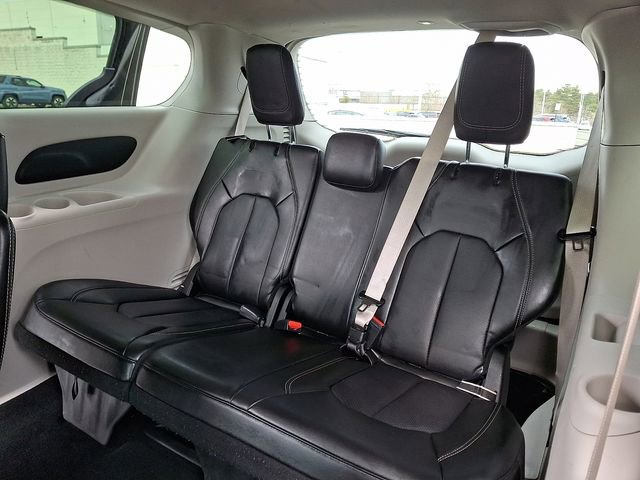 Used 2024 Chrysler Pacifica Touring-L image 11