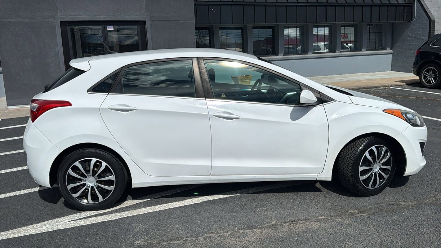 Used 2017 Hyundai Elantra GT image 2