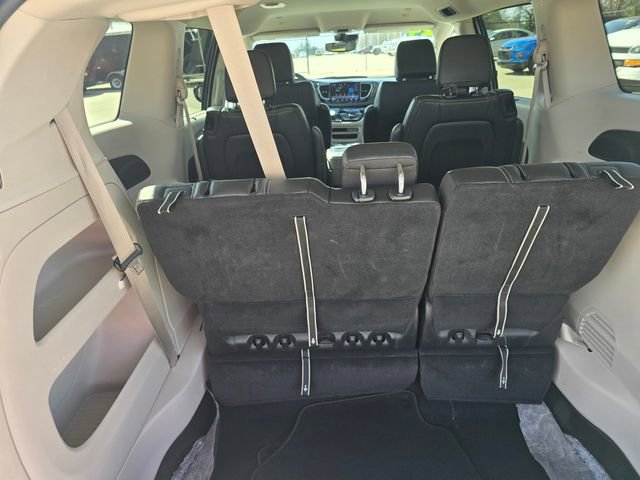 Used 2024 Chrysler Pacifica Touring-L image 25