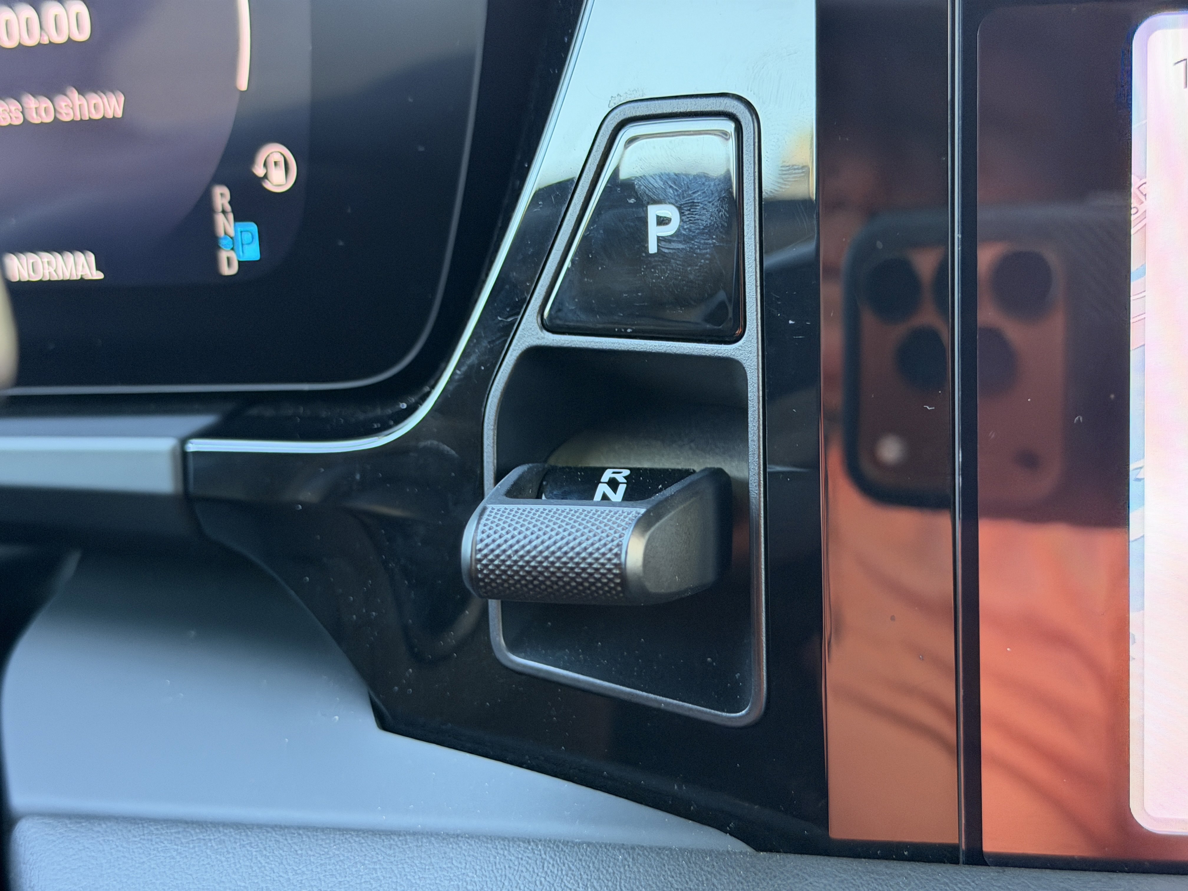 Certified 2025 Porsche Macan Electric image 33