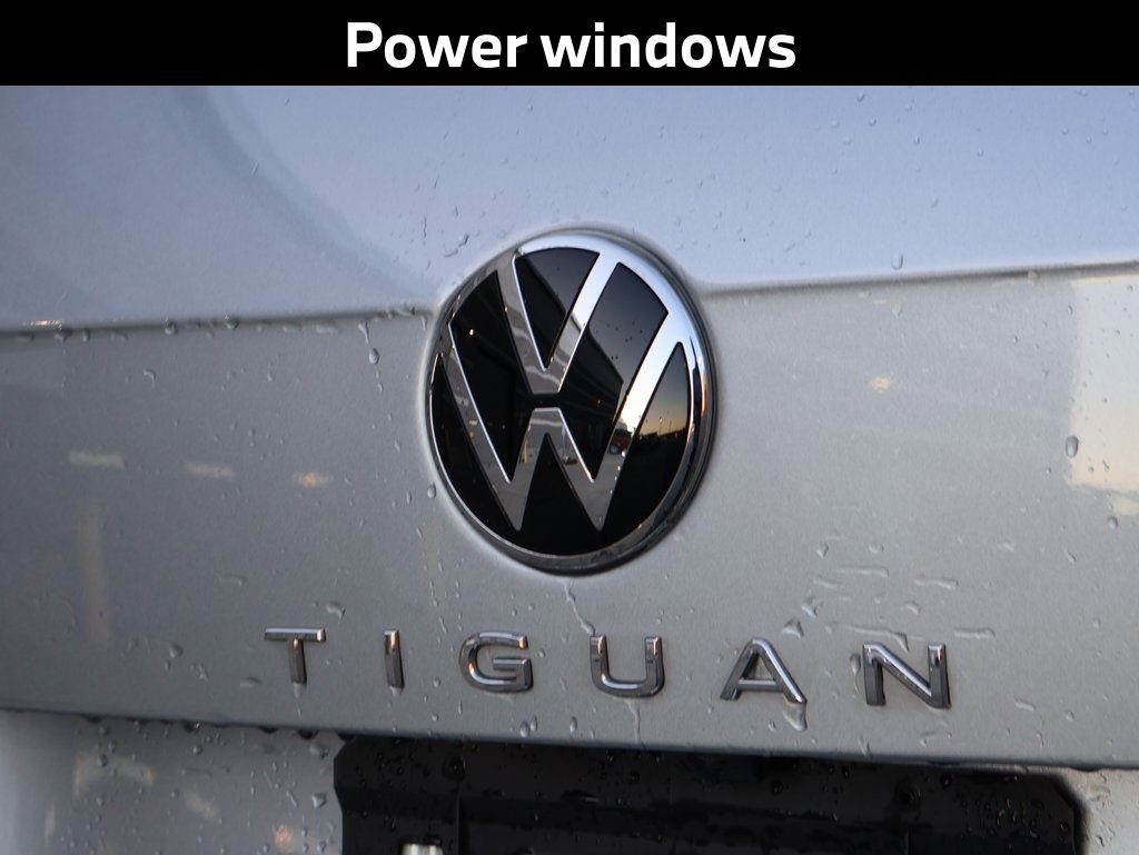 Used 2022 Volkswagen Tiguan SE w/ Panoramic Sunroof Package image 9