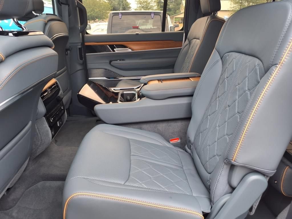 Used 2024 Jeep Grand Wagoneer Series III AWD/4WD image 18