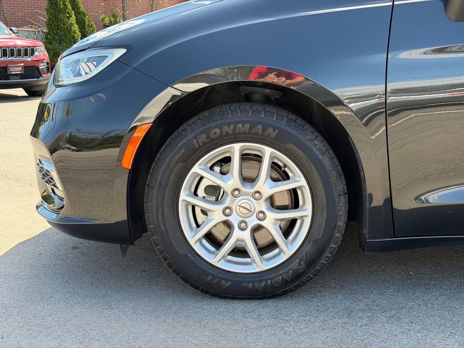 Used 2023 Chrysler Pacifica Touring-L image 9