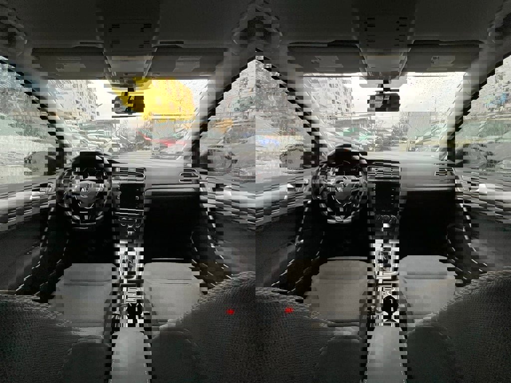 Used 2021 Volkswagen Golf 4-Door image 15