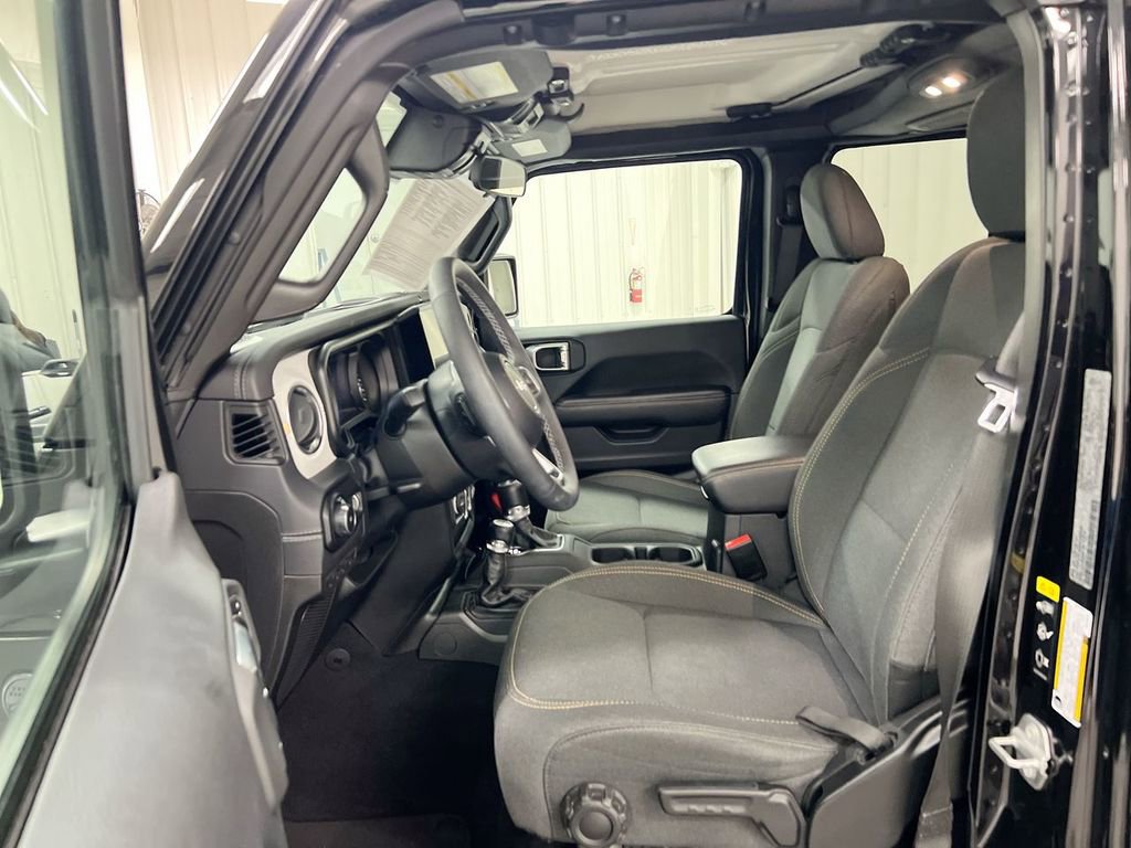Used 2025 Jeep Wrangler Sahara image 19