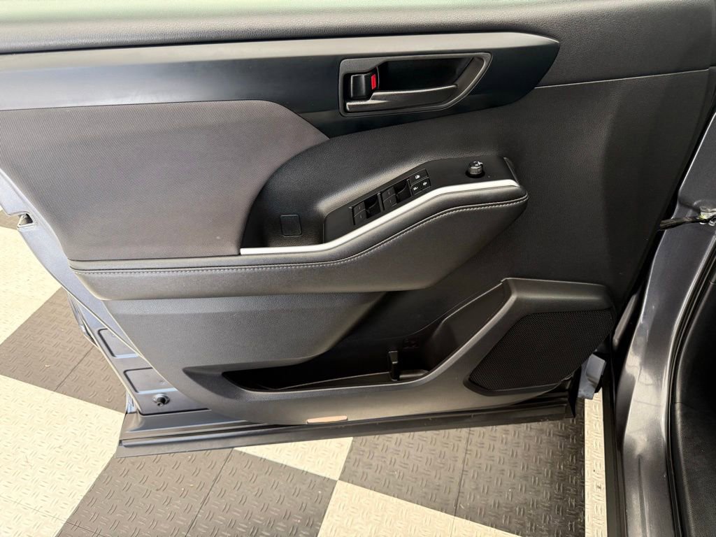 Used 2025 Toyota Highlander LE image 14